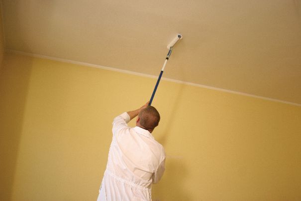 Malowanie wałkiem sufitu zapewnia komfort malowania